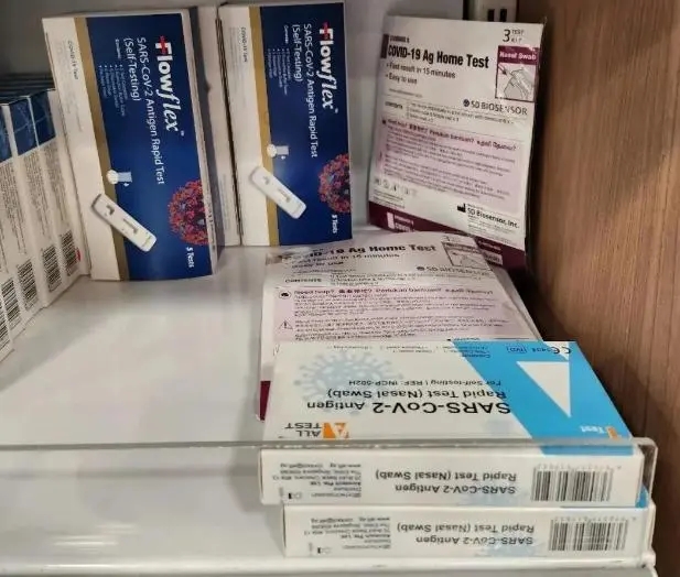 新加坡某药店工作人员表示，目前新冠抗原快速自测试剂盒非常抢手，通常进货当天就能卖完。图源 联合早报.webp