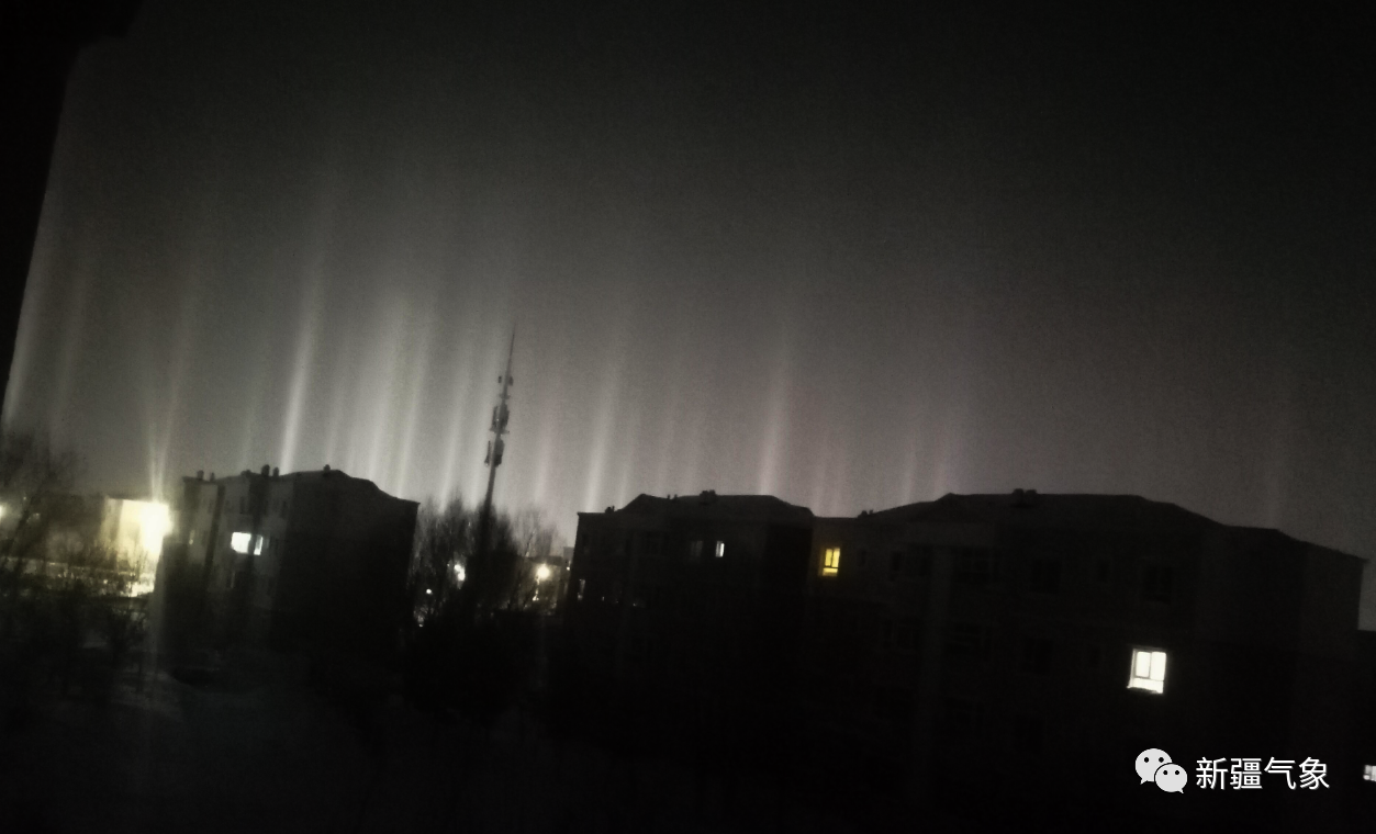 2023年2月17日凌晨2点，新疆阿勒泰地区哈巴河县出现寒夜灯柱现象（哈巴河县气象局 陈巧华）